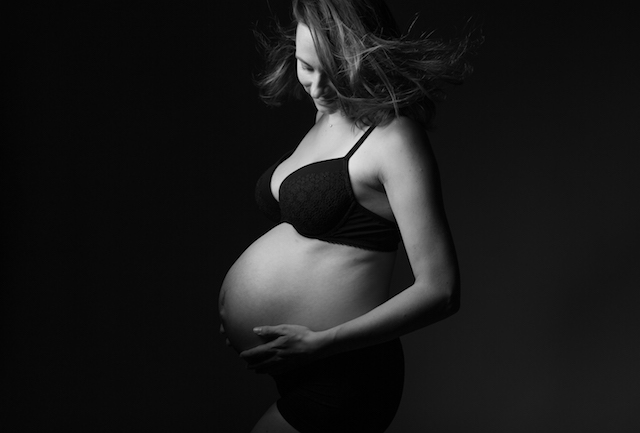 Photographie de Grossesse en Studio avec Guillaume Manceron